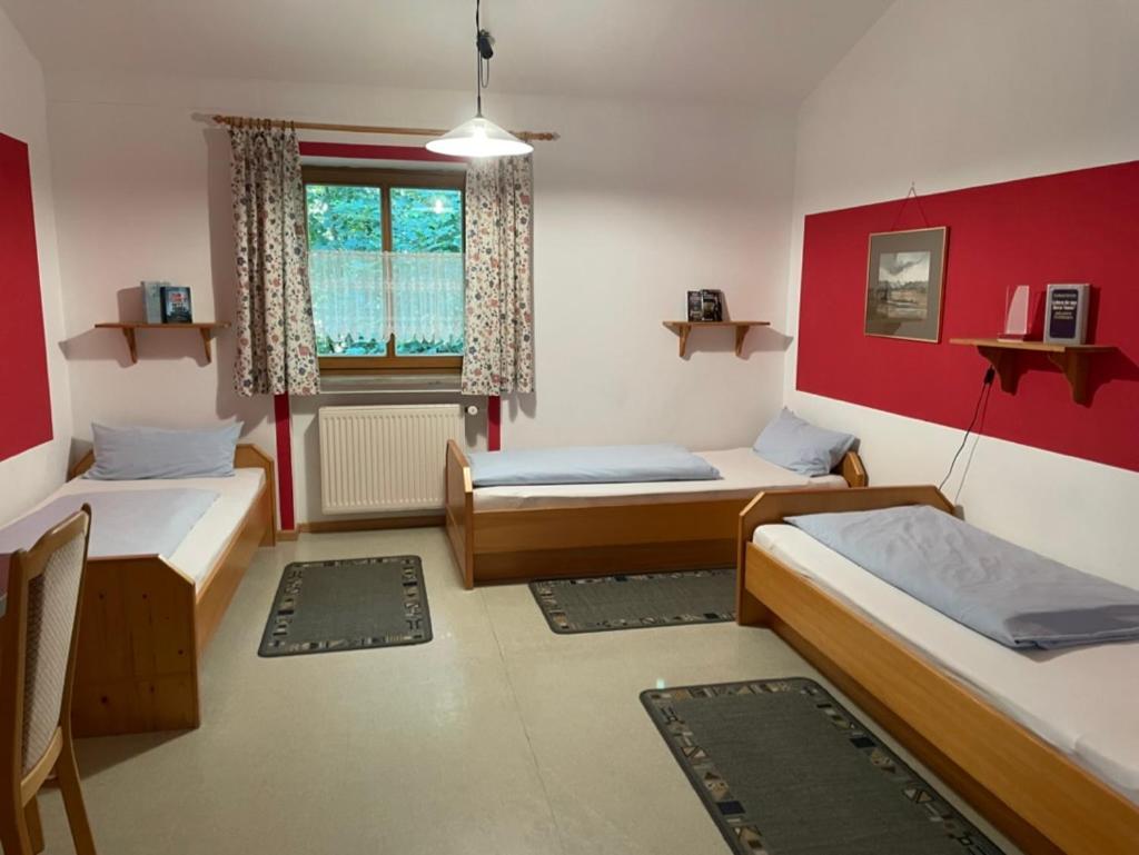 Krug'S Family Hostel Und Restaurant Weilheim in Oberbayern Dış mekan fotoğraf
